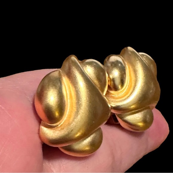 KJL Kenneth J Lane Clip Earrings Chunky Modernist Matte Gold Tone Vintage - Picture 5 of 8